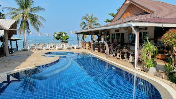 Lanta New Coconut Bungalow pool area