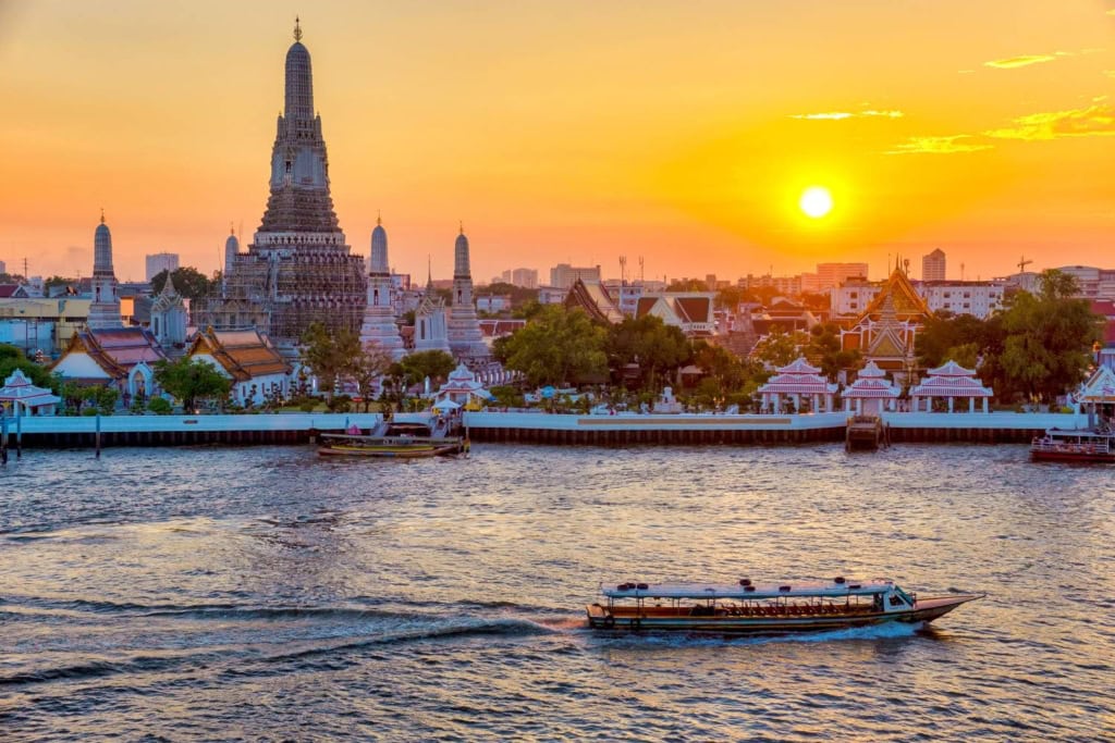 Wat Arun in Bangkok at sunset