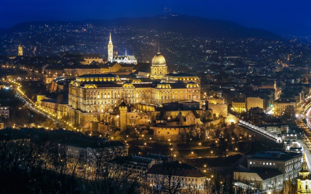 where to stay in budapest - jewish quarter