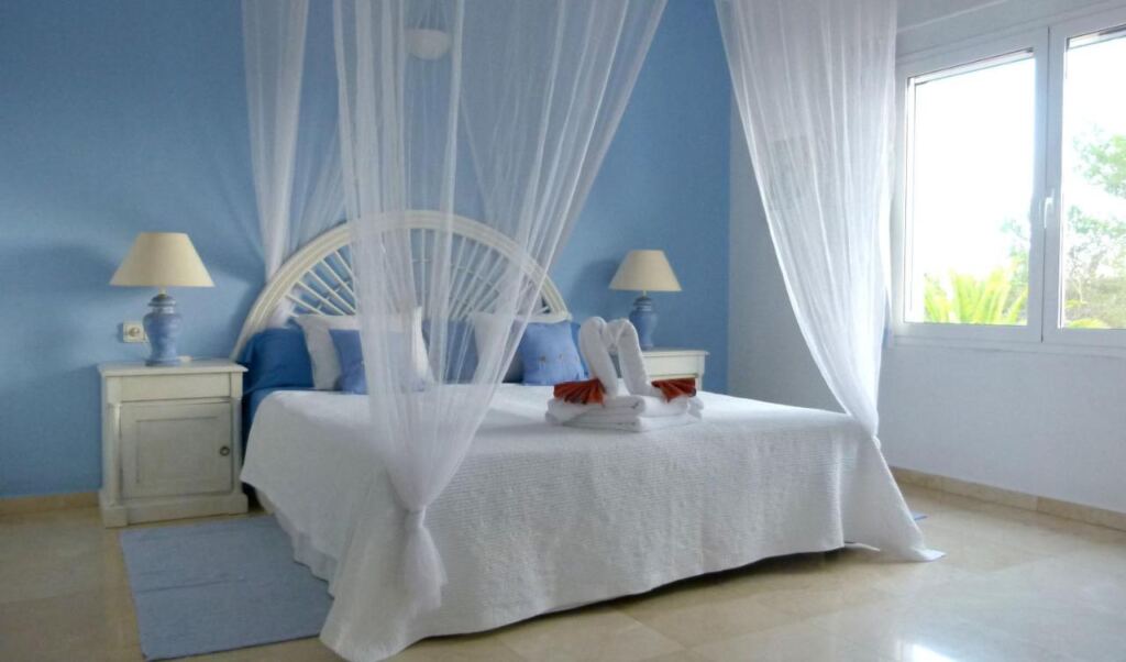 One of the rooms in Hacienda Encanto del Rio with blue walls.