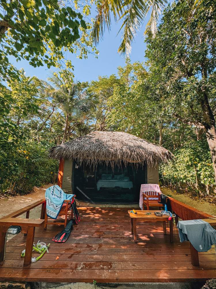 Barefoot Manta Island Resort beach bure