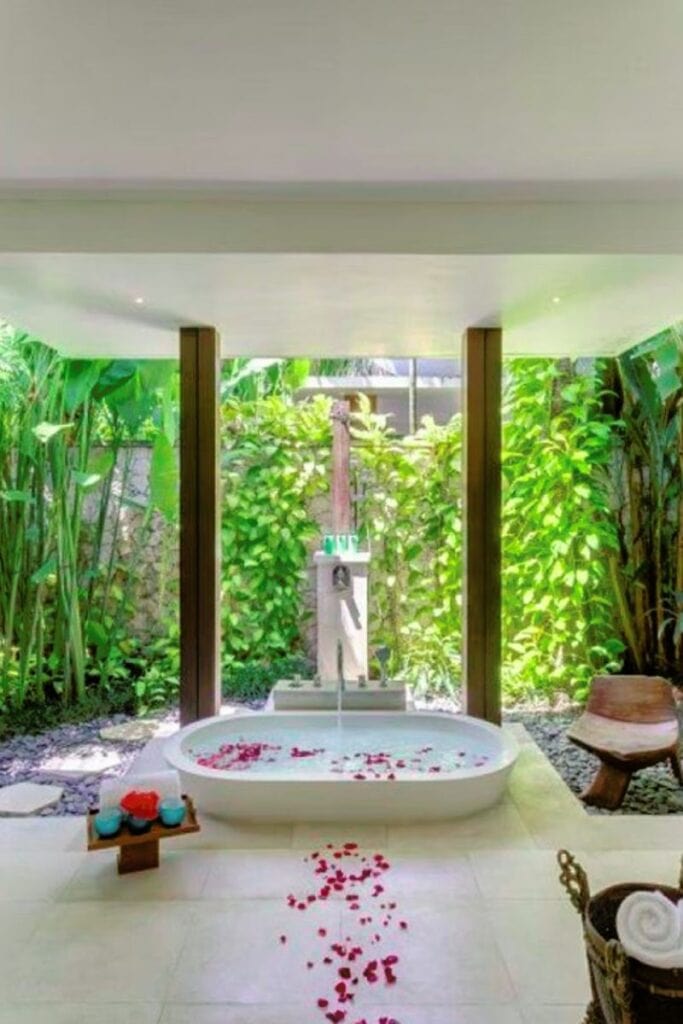 Villa Jagaditha in Seseh bath tub