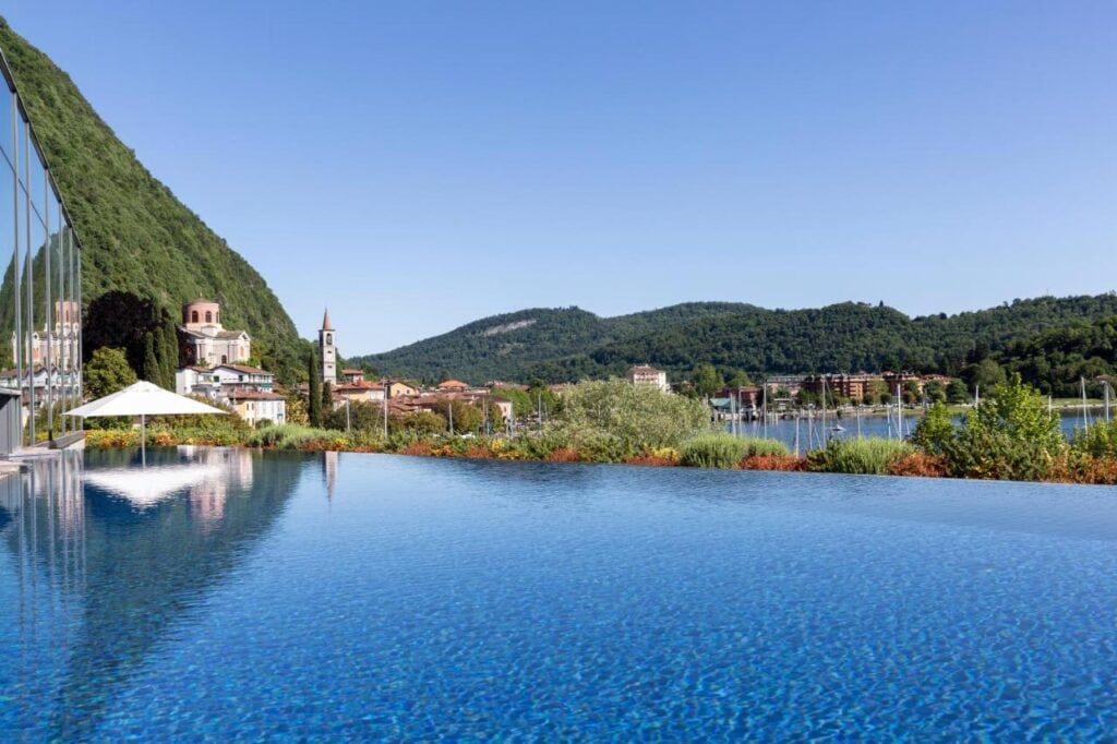 beautiful lake view and an infinity pool at Hotel de Charme Laveno