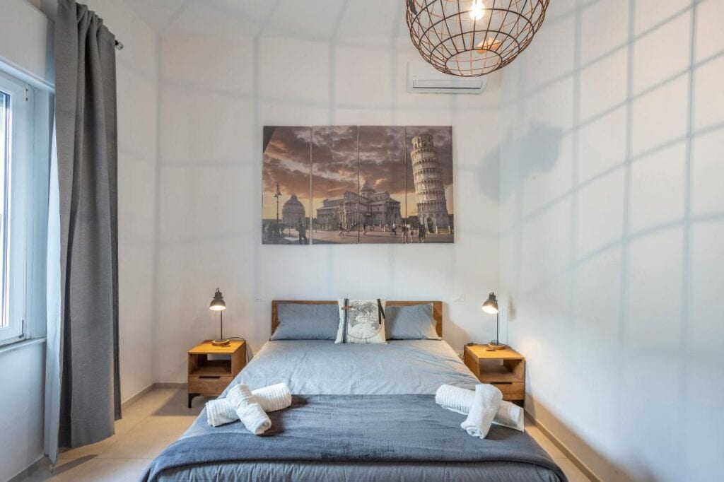 chic small bedroom at Travel B&B