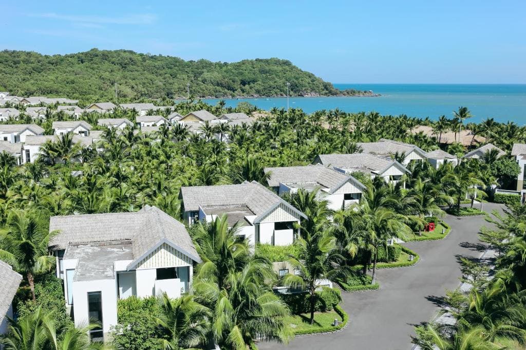 Luxury seaside villas surrounded by lush greenery on Phu Quoc island.