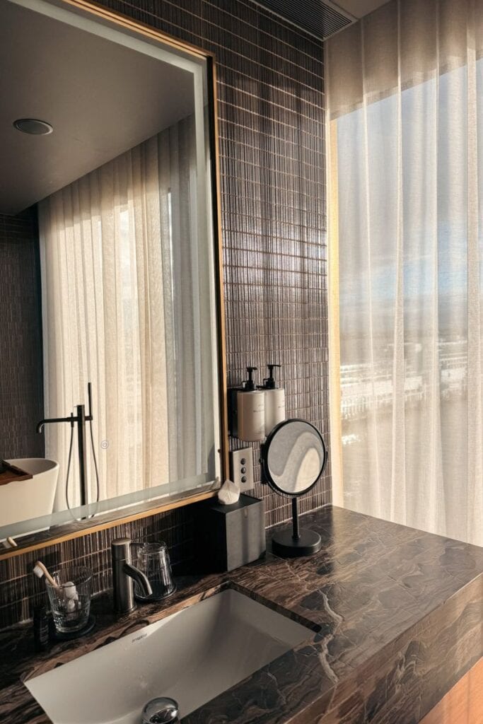 InterConti Junior Suite bath room