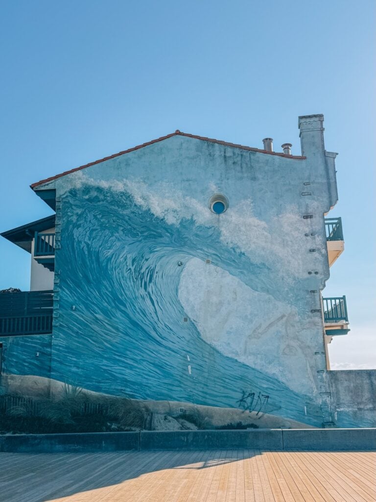 Hossegor house with wave art