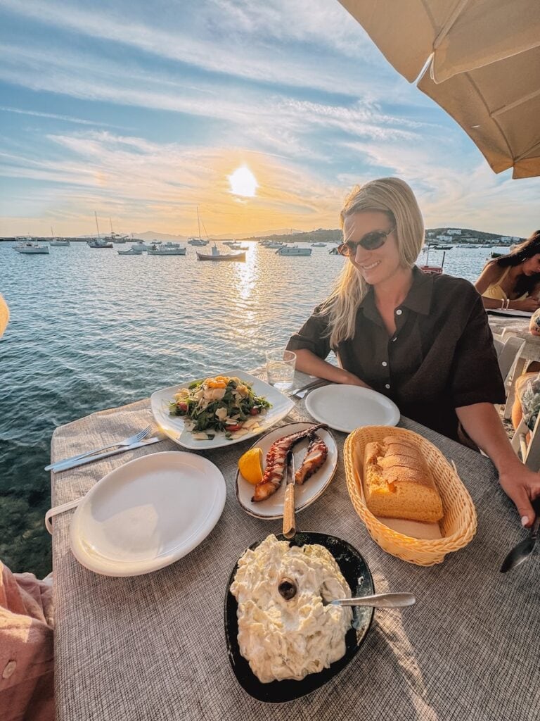Seaside dining in Paros featuring sunset views, fresh seafood, and a relaxing Greek island atmospher.